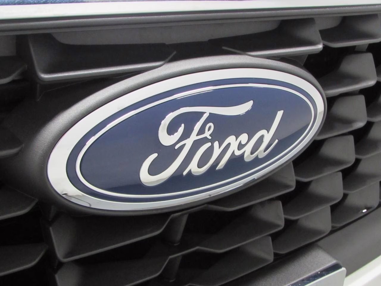 2026 Oxford White Ford Escape Active FWD SUV