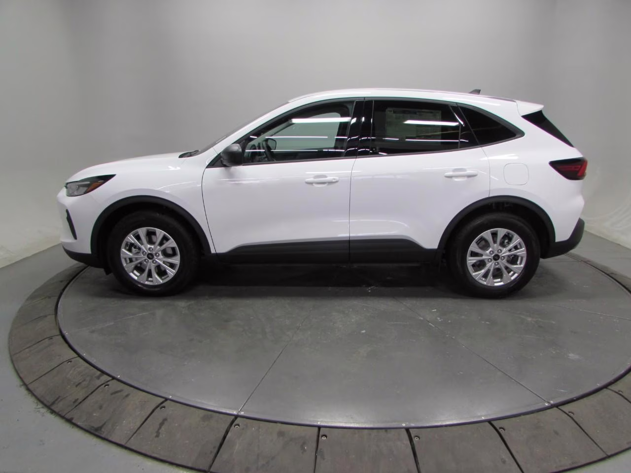 2026 Oxford White Ford Escape Active FWD SUV