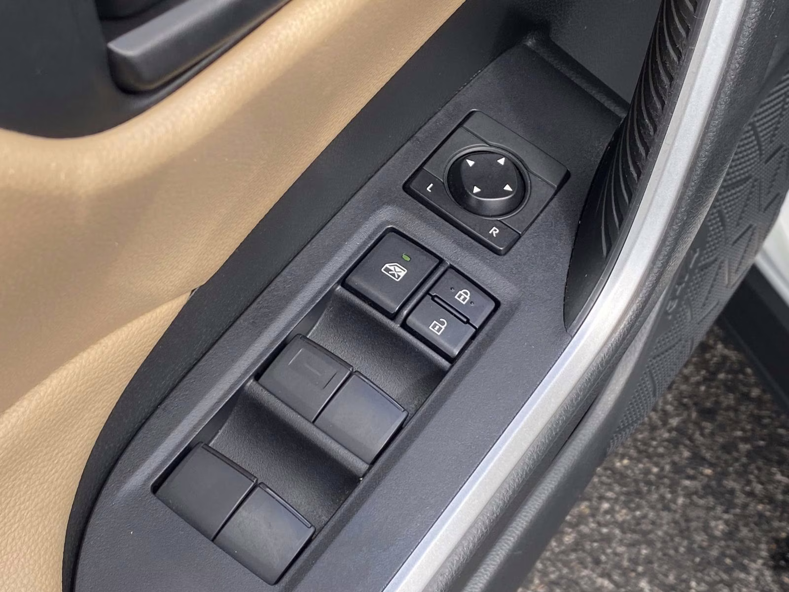 2020 Super White Toyota RAV4 Hybrid LE AWD SUV