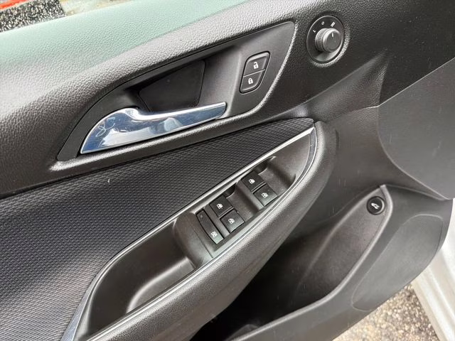2016 Silver Ice Metallic Chevrolet Cruze LT FWD Sedan