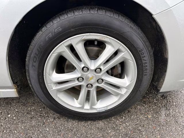 2016 Silver Ice Metallic Chevrolet Cruze LT FWD Sedan