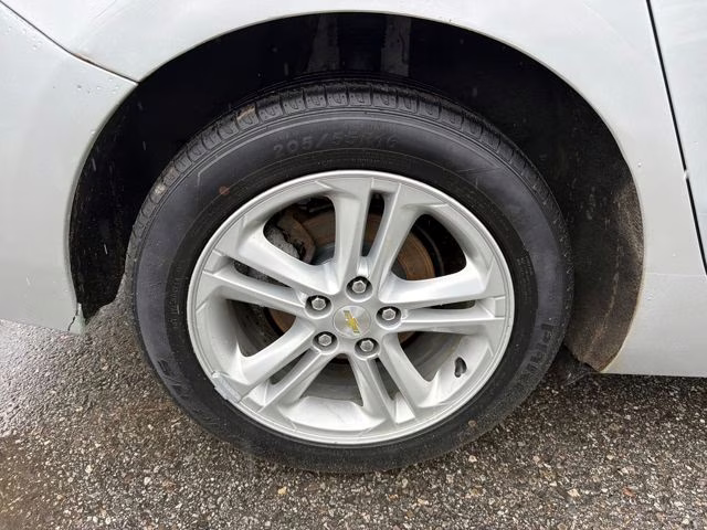 2016 Silver Ice Metallic Chevrolet Cruze LT FWD Sedan