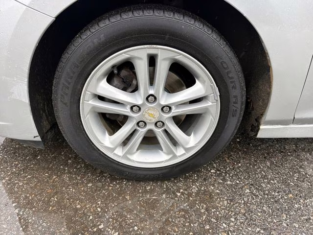 2016 Silver Ice Metallic Chevrolet Cruze LT FWD Sedan