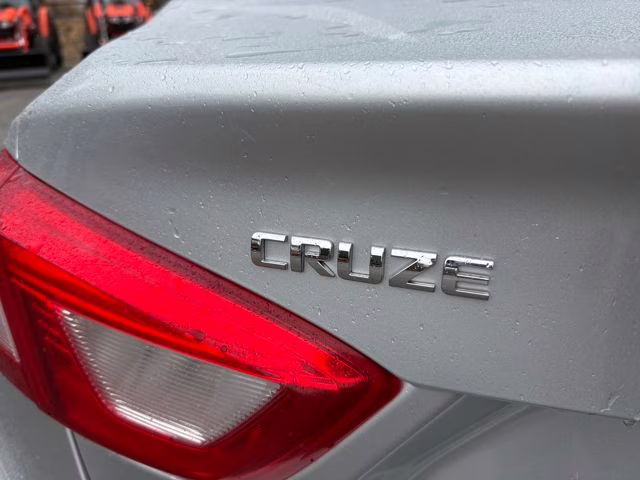 2016 Silver Ice Metallic Chevrolet Cruze LT FWD Sedan
