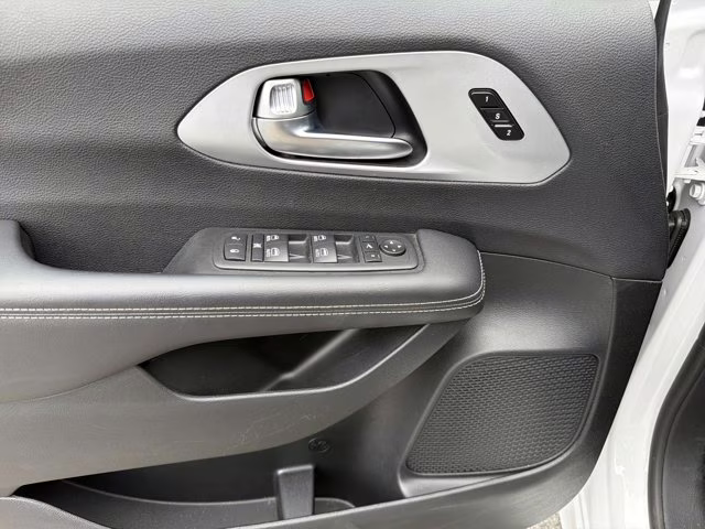 2025 Bright White Clearcoat Chrysler Pacifica Limited FWD Van