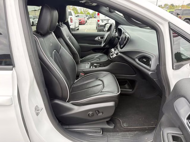 2025 Bright White Clearcoat Chrysler Pacifica Limited FWD Van