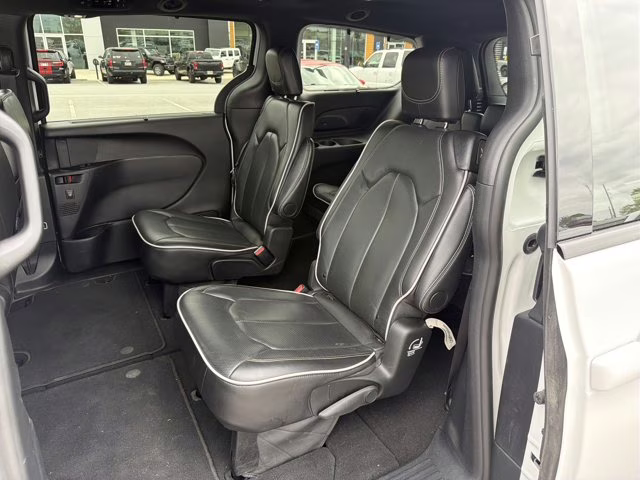 2025 Bright White Clearcoat Chrysler Pacifica Limited FWD Van