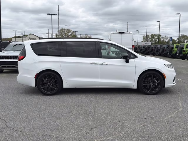 2025 Bright White Clearcoat Chrysler Pacifica Limited FWD Van