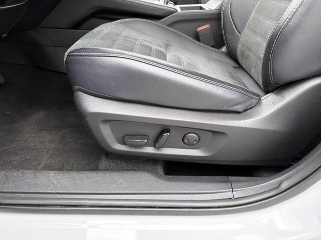 2024 White Mitsubishi Outlander SE FWD SUV