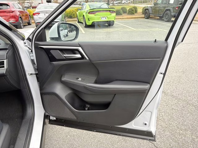 2024 White Mitsubishi Outlander SE FWD SUV