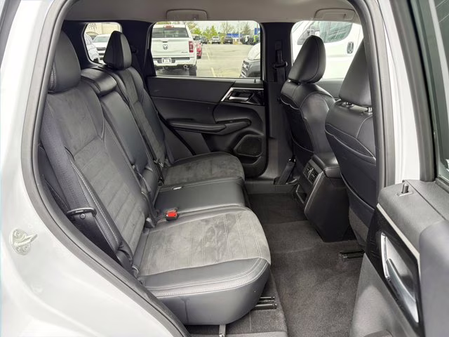 2024 White Mitsubishi Outlander SE FWD SUV