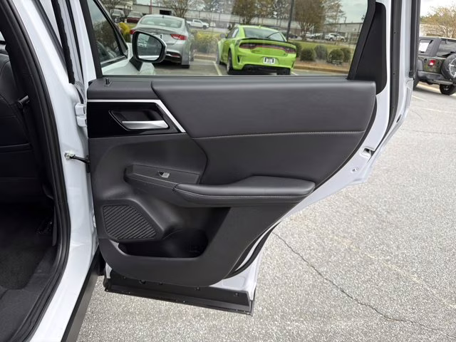 2024 White Mitsubishi Outlander SE FWD SUV