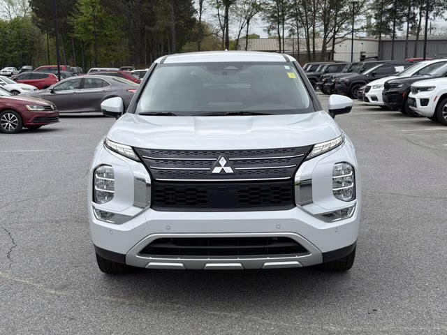 2024 White Mitsubishi Outlander SE FWD SUV