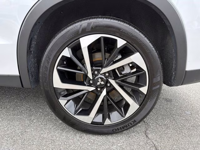 2024 White Mitsubishi Outlander SE FWD SUV