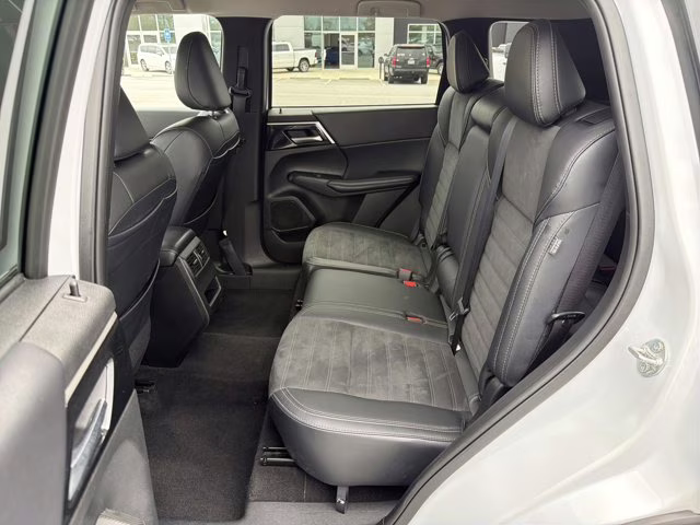 2024 White Mitsubishi Outlander SE FWD SUV