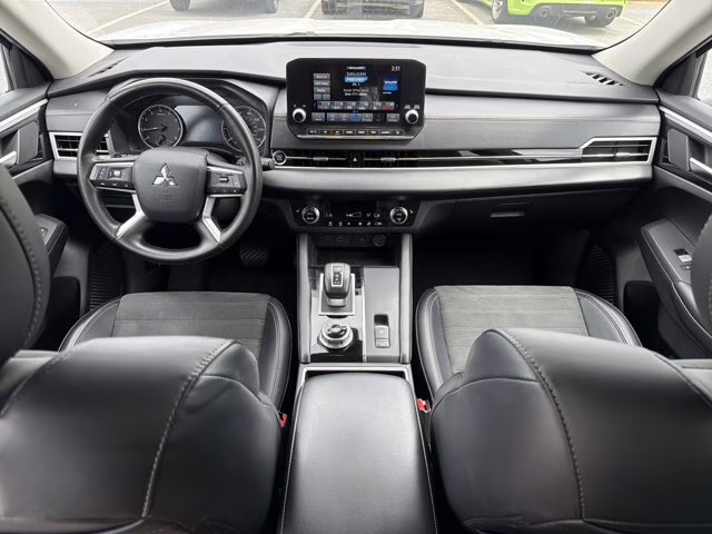 2024 White Mitsubishi Outlander SE FWD SUV