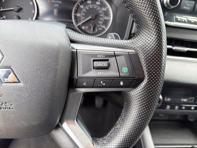 2024 White Mitsubishi Outlander SE FWD SUV