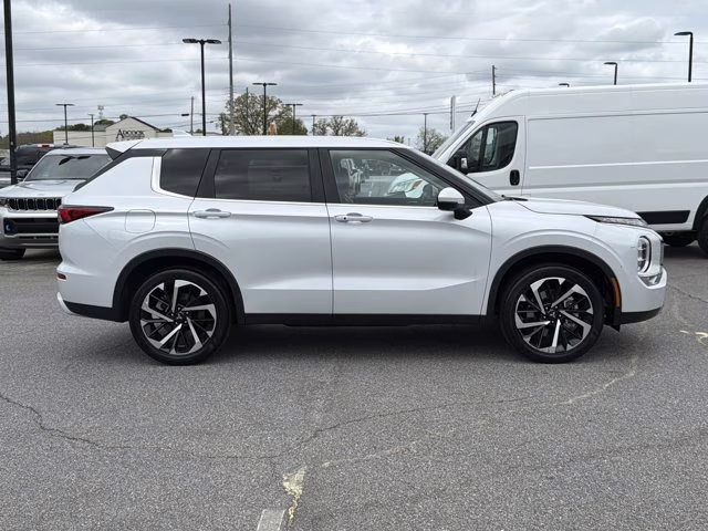 2024 White Mitsubishi Outlander SE FWD SUV