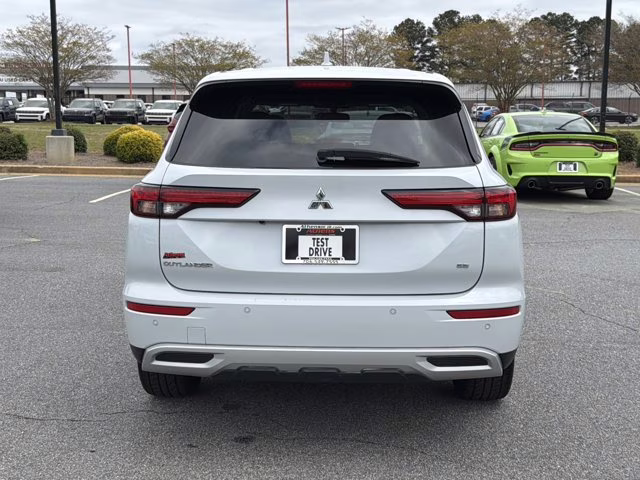 2024 White Mitsubishi Outlander SE FWD SUV