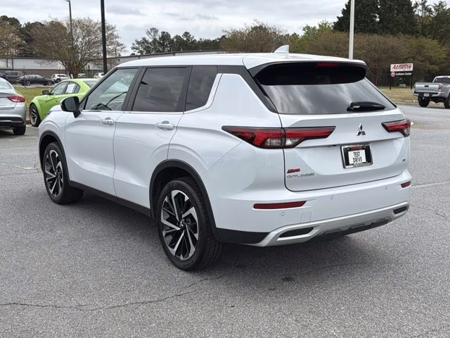 2024 White Mitsubishi Outlander SE FWD SUV