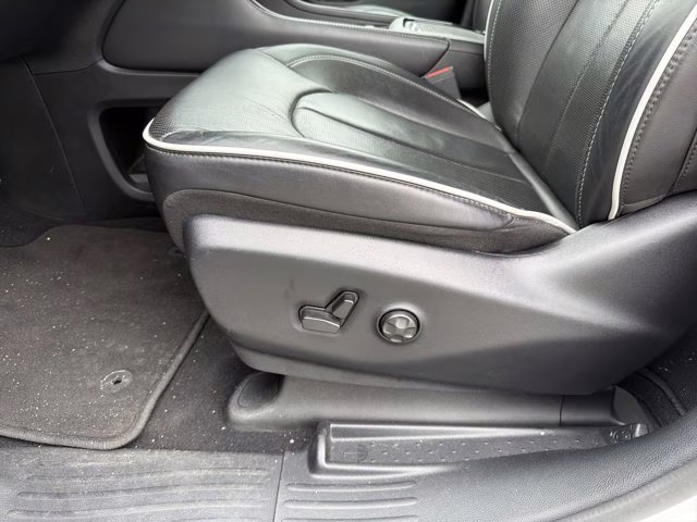 2025 Bright White Clearcoat Chrysler Pacifica Limited FWD Van