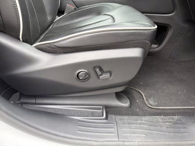 2025 Bright White Clearcoat Chrysler Pacifica Limited FWD Van