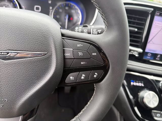 2025 Bright White Clearcoat Chrysler Pacifica Limited FWD Van