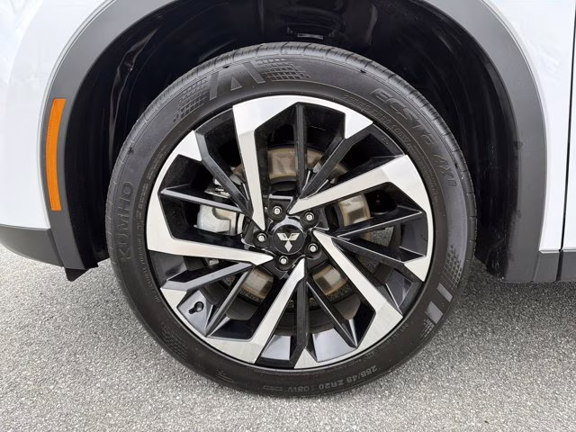 2024 White Mitsubishi Outlander SE FWD SUV