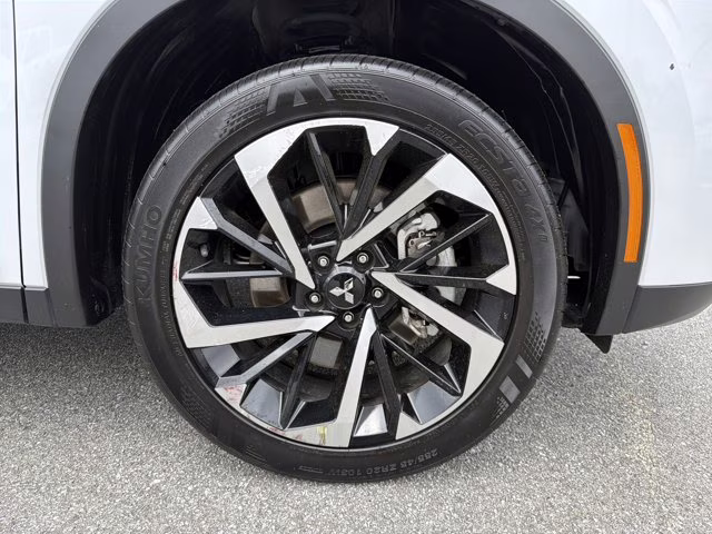 2024 White Mitsubishi Outlander SE FWD SUV