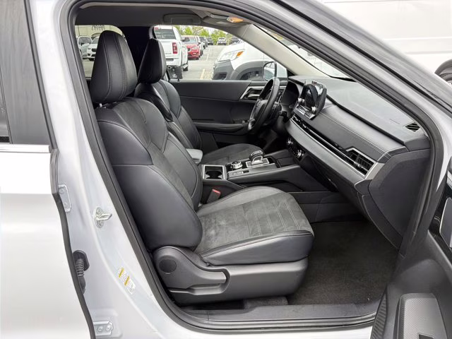 2024 White Mitsubishi Outlander SE FWD SUV