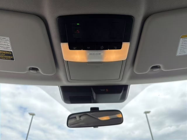 2024 White Mitsubishi Outlander SE FWD SUV