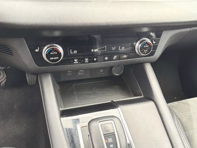 2024 White Mitsubishi Outlander SE FWD SUV