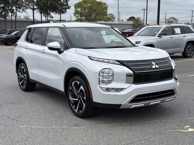 2024 White Mitsubishi Outlander SE FWD SUV