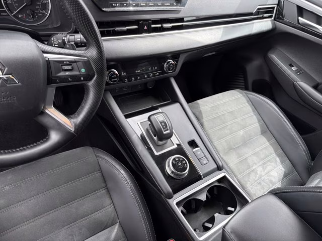 2024 White Mitsubishi Outlander SE FWD SUV