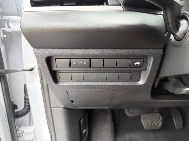 2024 White Mitsubishi Outlander SE FWD SUV