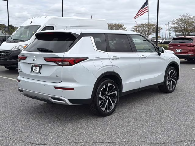 2024 White Mitsubishi Outlander SE FWD SUV