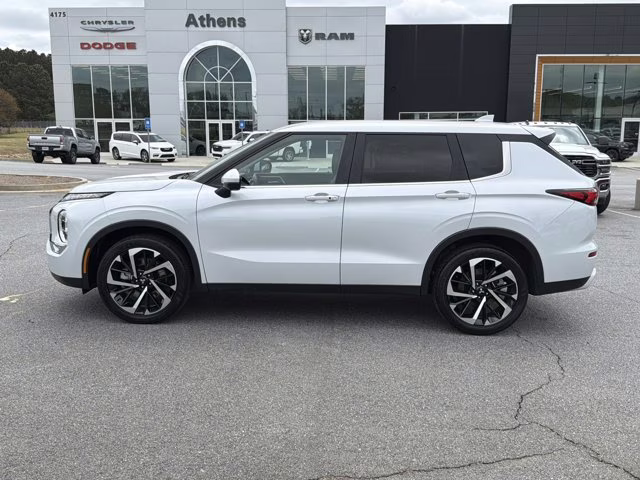 2024 White Mitsubishi Outlander SE FWD SUV