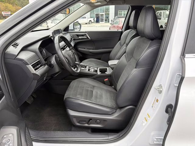 2024 White Mitsubishi Outlander SE FWD SUV