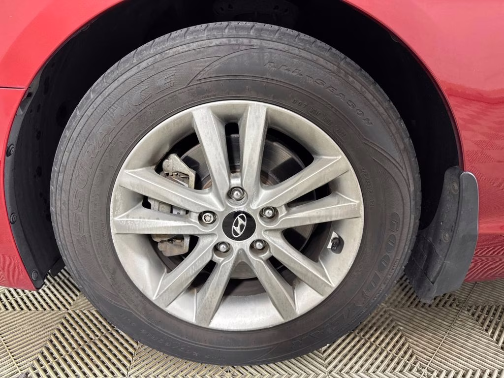 2015 Venetian Red Hyundai Sonata SE FWD Sedan