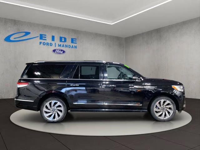 2023 Infinite Black Metallic Clearcoat Lincoln Navigator L Reserve 4X4 SUV