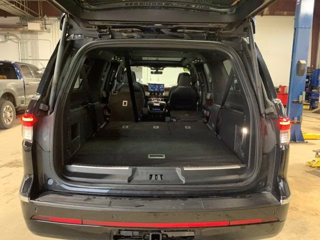 2023 Infinite Black Metallic Clearcoat Lincoln Navigator L Reserve 4X4 SUV