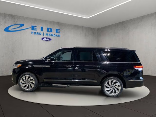 2023 Infinite Black Metallic Clearcoat Lincoln Navigator L Reserve 4X4 SUV