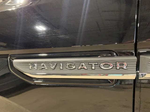 2023 Infinite Black Metallic Clearcoat Lincoln Navigator L Reserve 4X4 SUV