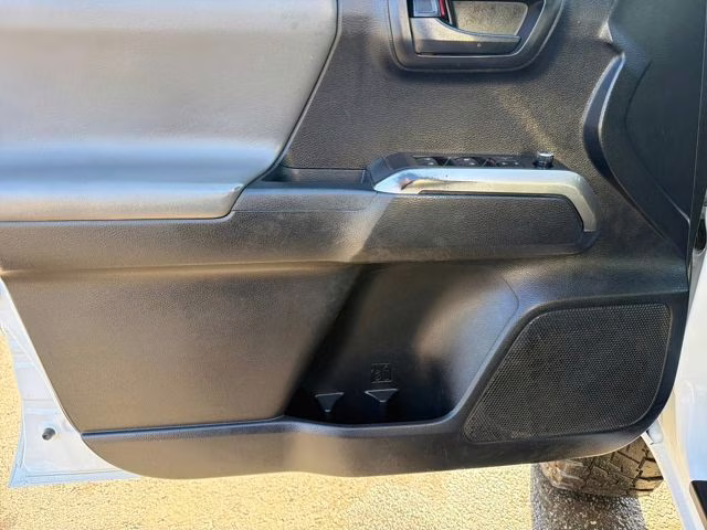 2018 Super White Toyota Tacoma SR5 4X4 Truck