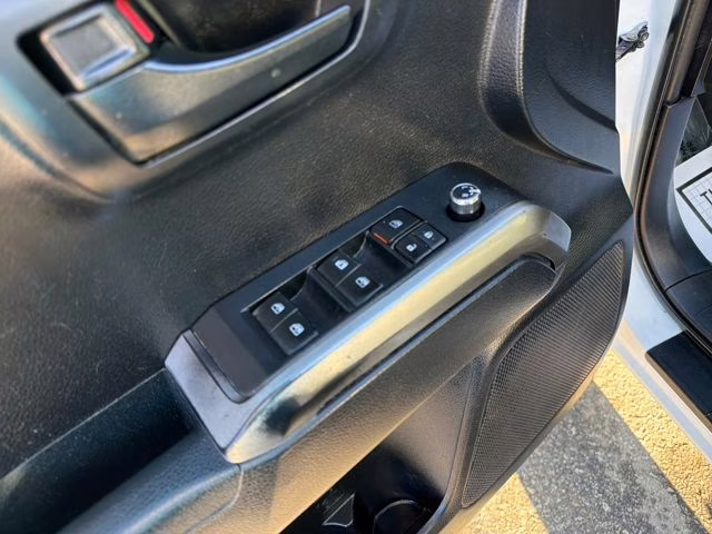 2018 Super White Toyota Tacoma SR5 4X4 Truck