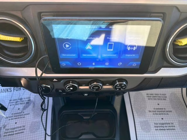 2018 Super White Toyota Tacoma SR5 4X4 Truck