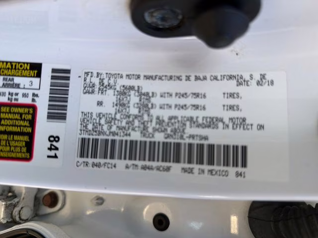 2018 Super White Toyota Tacoma SR5 4X4 Truck