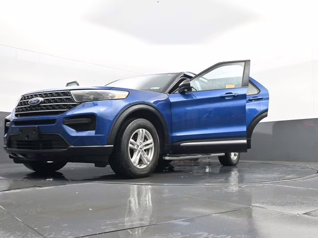 2023 Blue Metallic Ford Explorer XLT 4X4 SUV