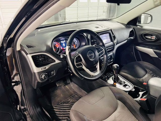 2019 Diamond Black Crystal Pearlcoat Jeep Cherokee Latitude 4X4 SUV