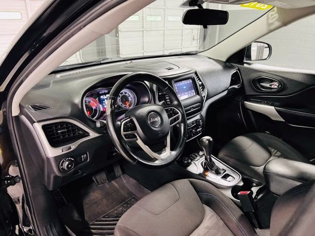 2019 Diamond Black Crystal Pearlcoat Jeep Cherokee Latitude 4X4 SUV